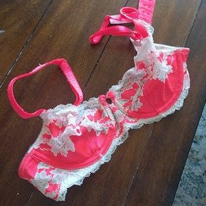 VS - bright pink lace bra